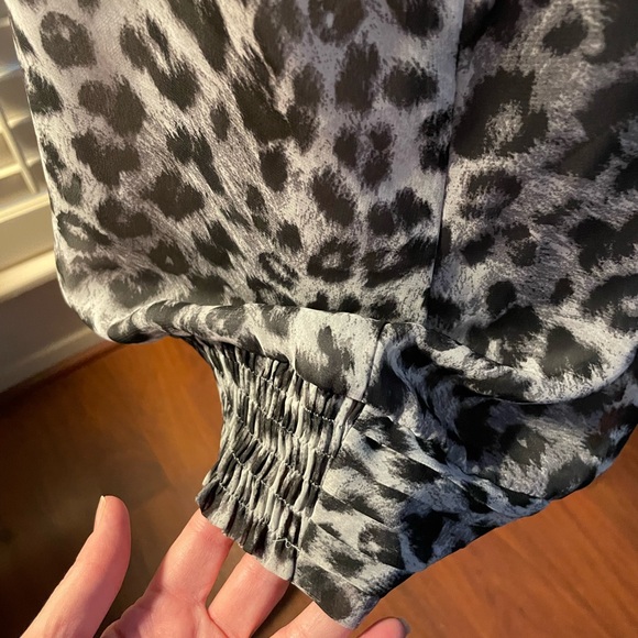 Apt 9 Black Gray White Animal Print blouse Sleeveless size LG high neck ruffles - Picture 5 of 15